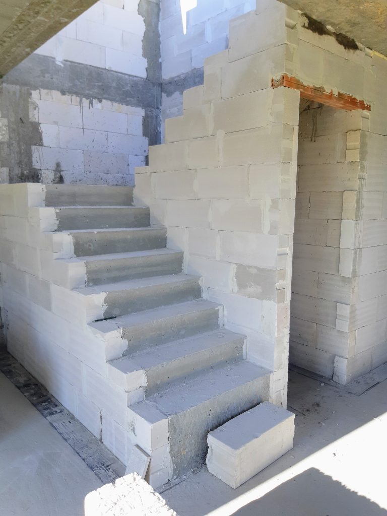 Schody betonowe wylewane na budowie